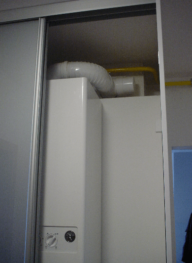 vgradna omara z drsnimi vrati