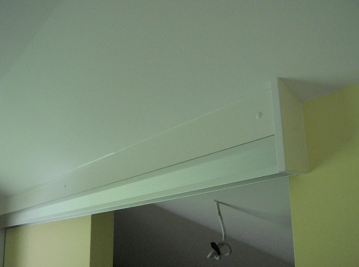 vgradna omara z drsnimi vrati