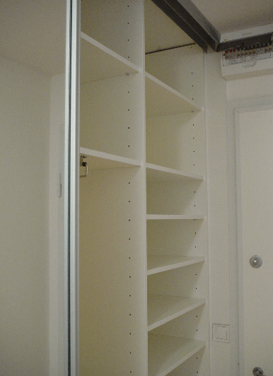 vgradna omara z drsnimi vrati