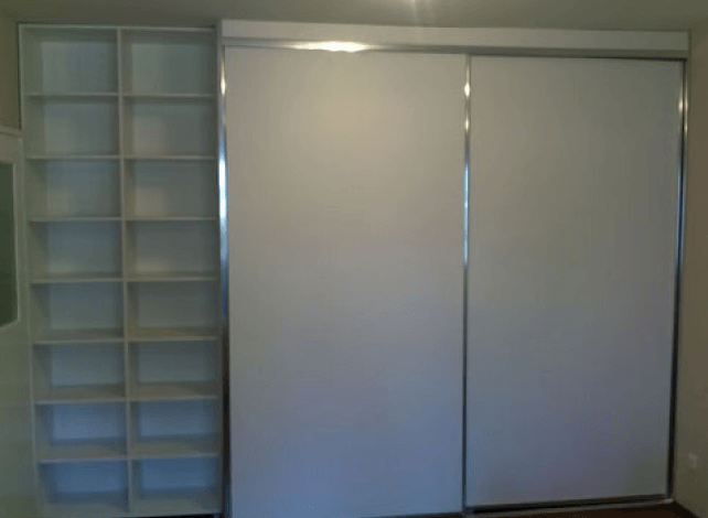 vgradna-omara-odprti-regali