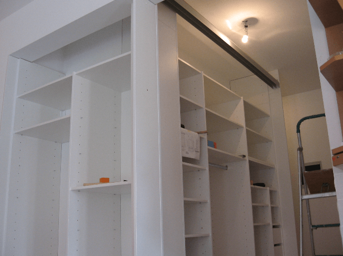 police na dveh stenah