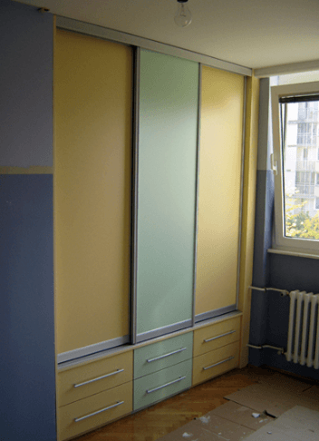 Trodelna vgradna omara vgradna trodelna omara pastelne barve